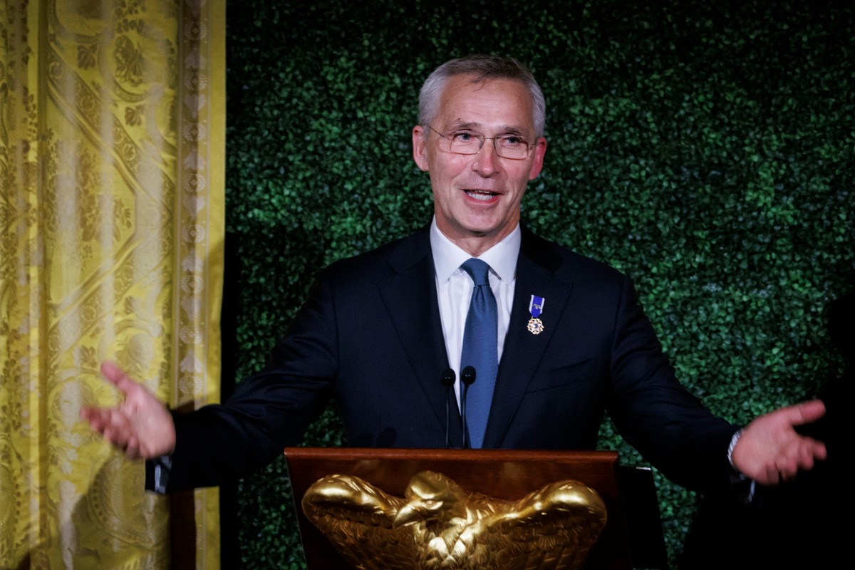 Jens Stoltenberg, sekretarz generalny NATO, przemawia podczas kolacji z sojusznikami i partnerami NATO w Sali Wschodniej Białego Domu w Waszyngtonie