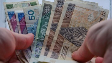 osoby po 55. roku życia dostaną 490 zł od państwa. wypłaty w lutym i kwietniu 2026 org gov