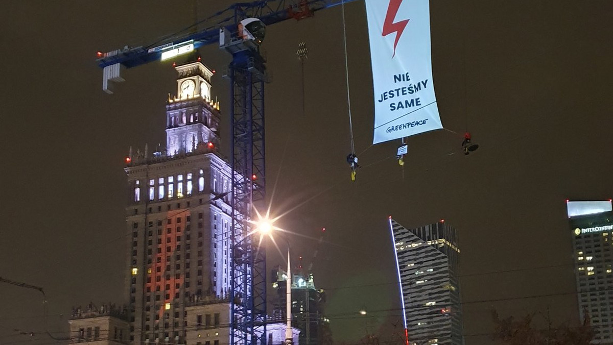 Protest w Warszawie. Na PKiN symbol czerwonej błyskawicy - zdjęcia