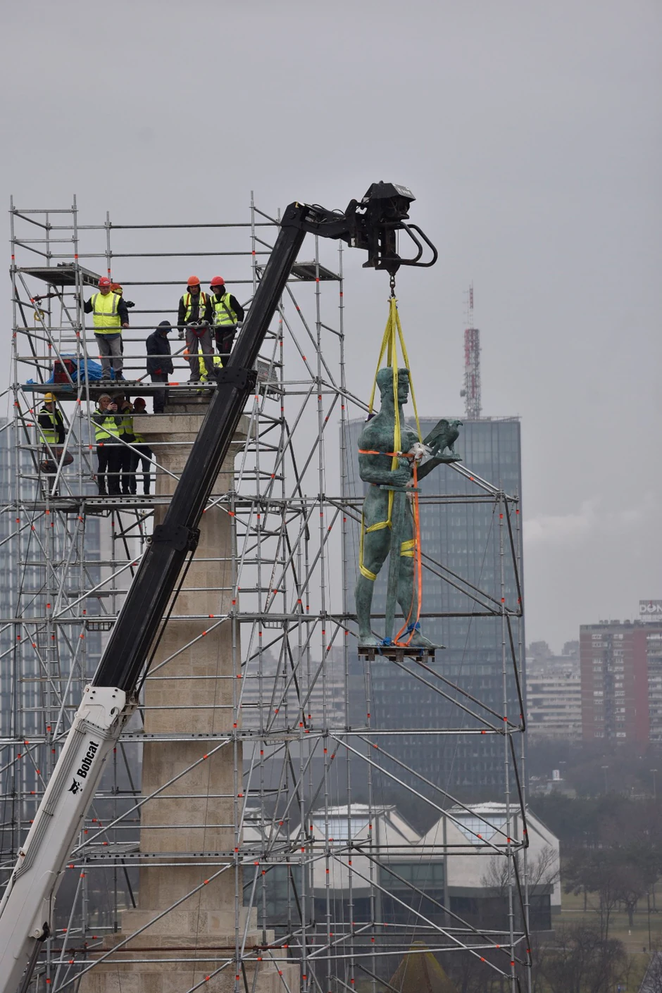 Kran podigao "Pobednika" u visine