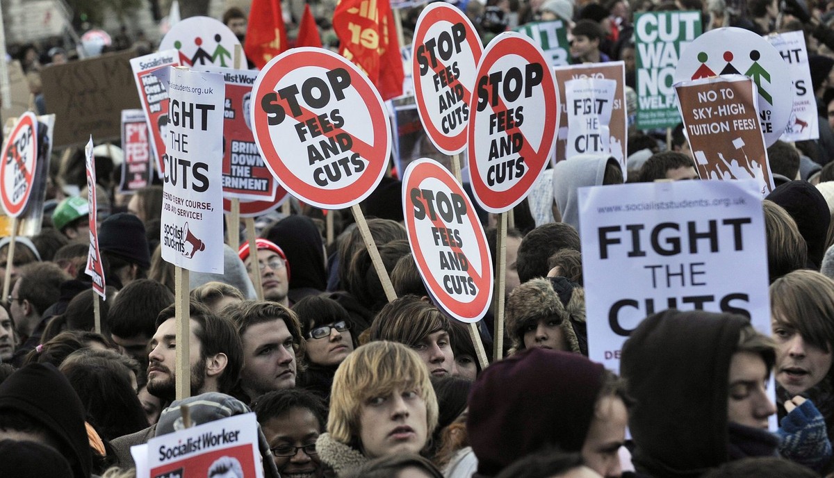 Demonstracja studentów w Londynie przeciwko podniesieniu czesnego. Fot. PAP/EPA/ANDY RAIN