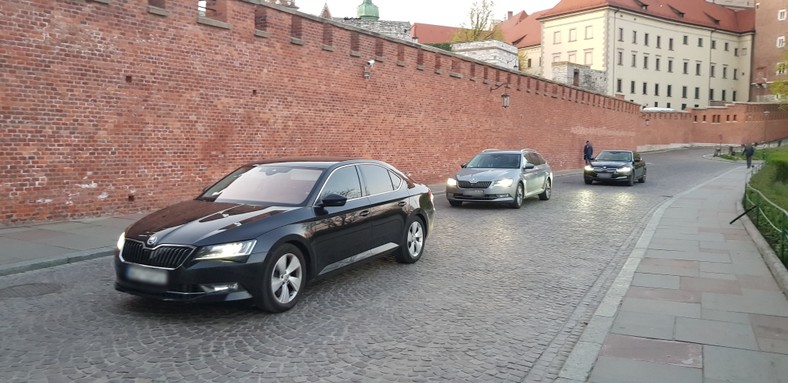 Limuzyny polityków wjeżdżających na Wawel