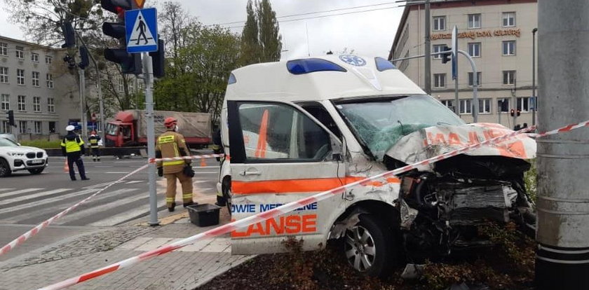 Okropny wypadek w Gdyni. Ciężarówka zmiotła karetkę na sygnale!