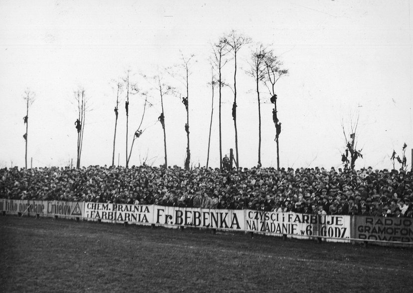 Kibice zajmujący tzw. “zieloną trybunę” w 1938 r. Źródło: Narodowe Archiwum Cyfrowe.