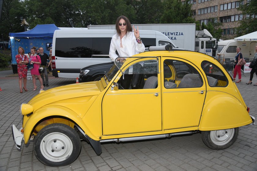 Michał Szpak w samochodzie