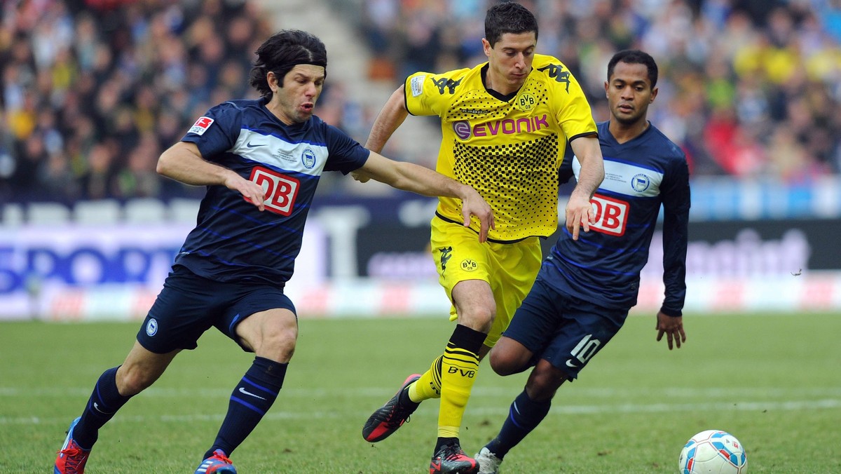 Borussia Dortmund pokonała na Olympia Stadion w Berlinie miejscową Herthę Berlin 1:0 (0:0) po golu Kevina Grosskreutza z 66. minuty. W drużynie mistrza Niemiec zagrało trzech Polaków: Robert Lewandowski, Jakub Błaszczykowski i Łukasz Piszczek, wszyscy przyczynili się do wygranej lidera Bundesligi. FC Kaiserslautern na własnym stadionie uległ Borussii Moenchengladbach 1:2. W zespole Czerwonych Diabłów wystąpili Ariel Borysiuk i Jakub Świerczok.