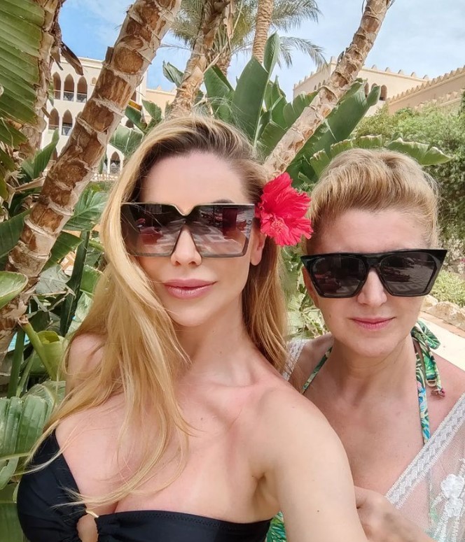 Playmate Eva Cifrová s mamou.