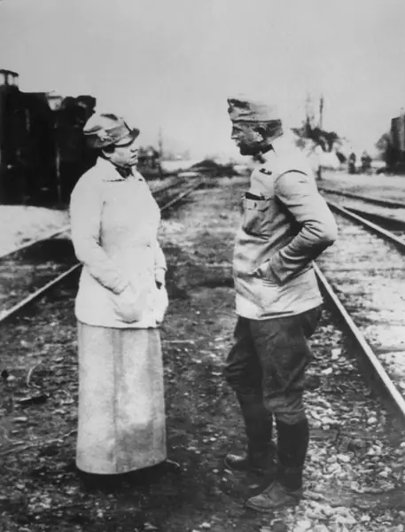 Dziennikarka Nellie Bly reprezentująca New York Evening Journal rozmawia z austriackim żołnierzem na terenie Polski / Bettmann, Getty Images