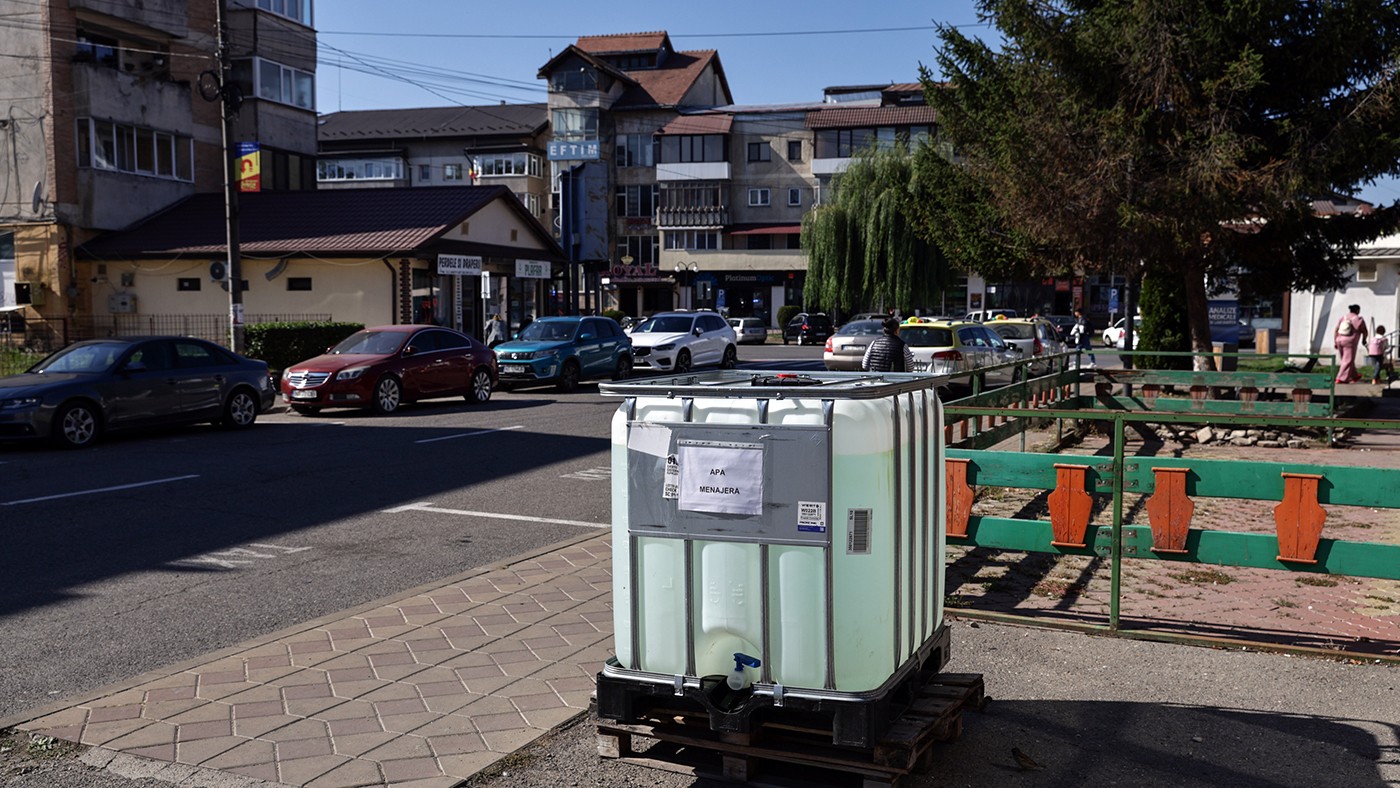 Oraşul în care oamenii se trezesc noaptea ca să facă duş sau ca să spele rufe la maşină. „Problema se va rezolva când voi schimba toată conducta. Sper ca la anul, pe vremea asta, să termin”, spune preşedintele CJ Neamţ