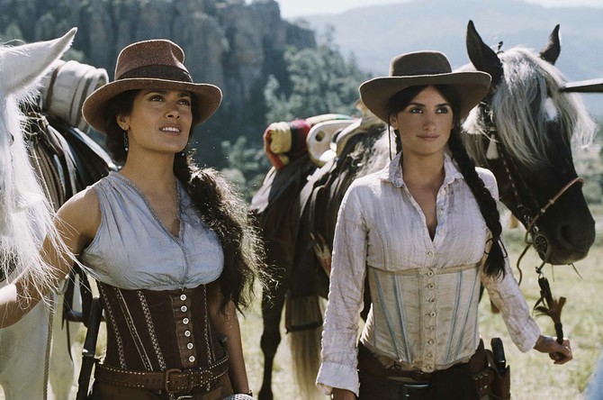 Penelope Kruz i Selma Hajek u filmu Bandidas