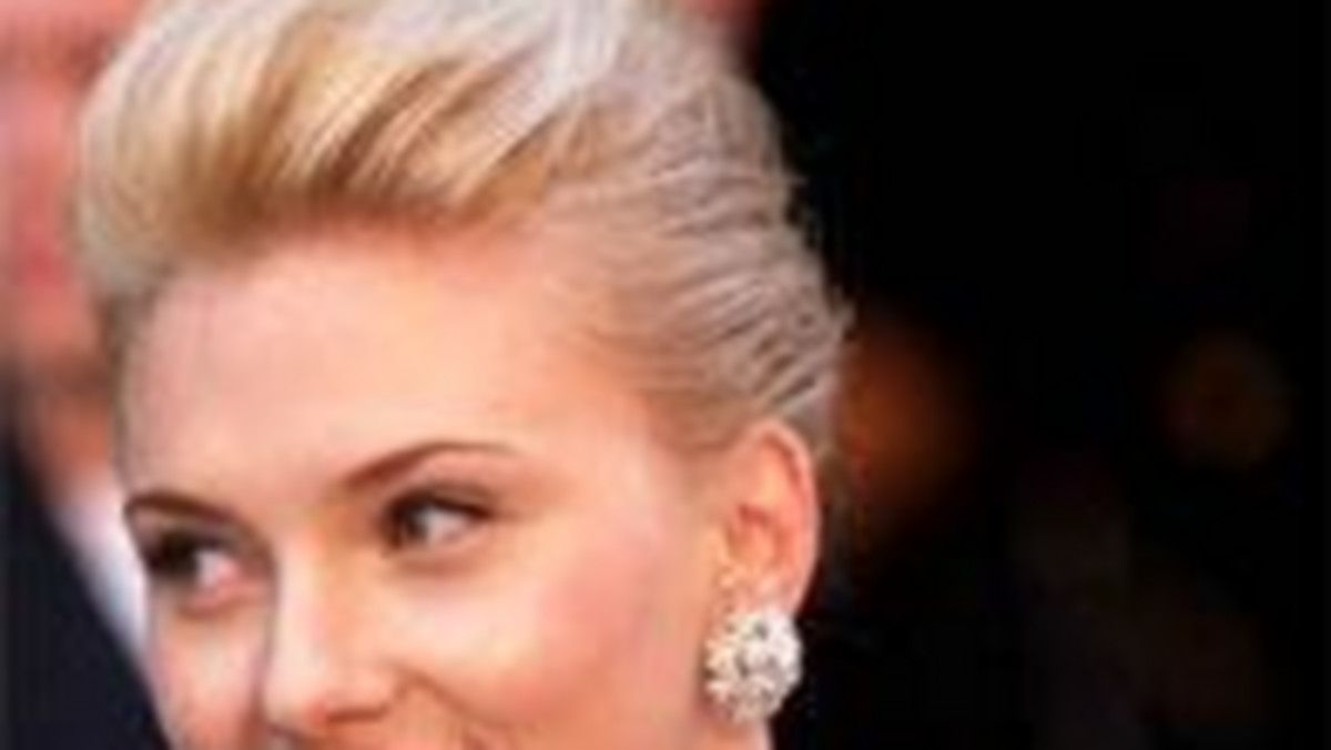 Scarlett Johansson pojawiła się na ślubie swojej przyjaciółki Reese Witherspoon w towarzystwie Seana Penna.