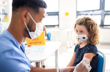 Ebben az országban 5 éves kortól kötelező lesz a COVID-19 oltás