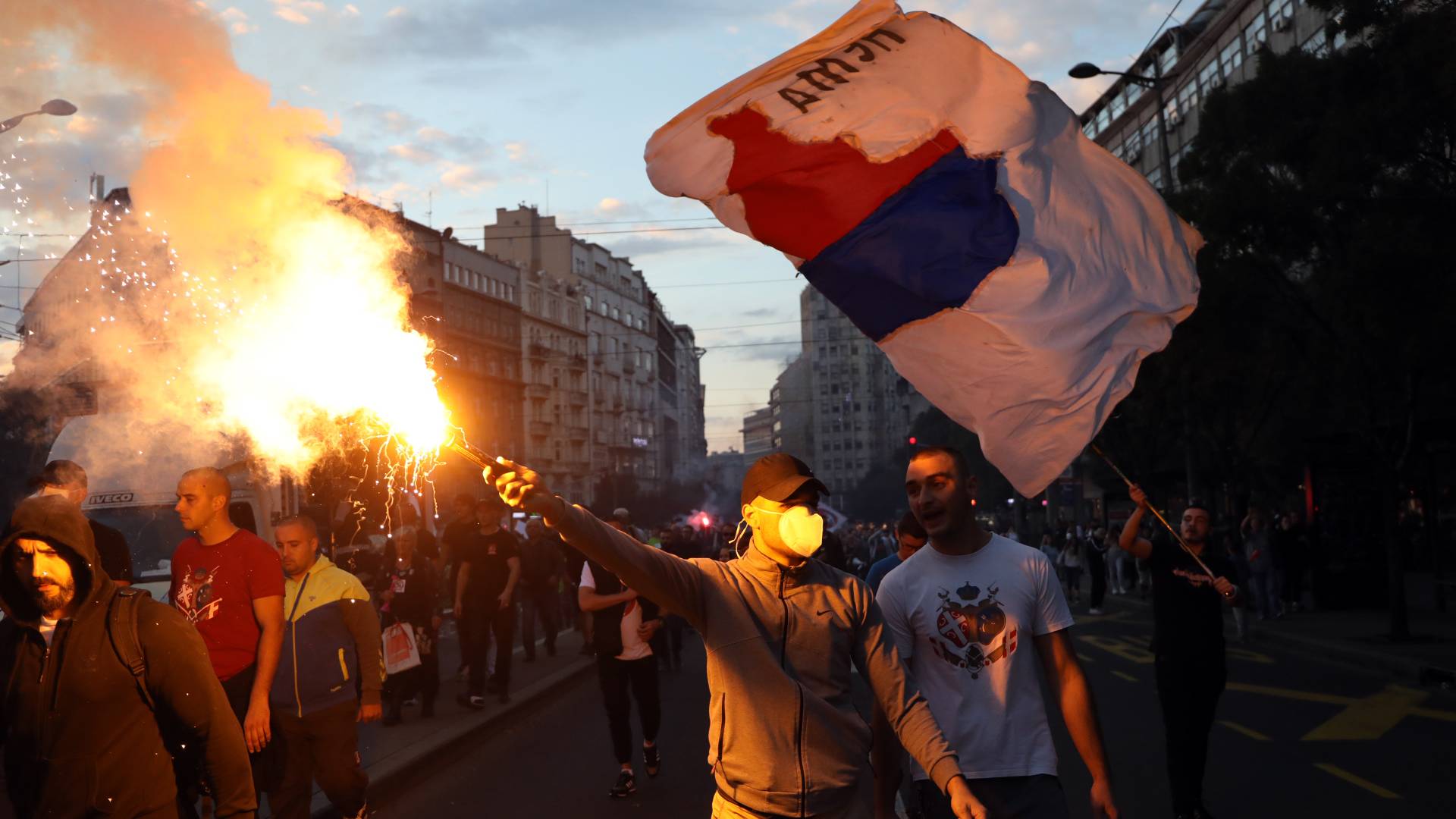 Antivakseri u Beogradu prave haos - organizovali protest pa hteli da upadnu na Paradu ponosa