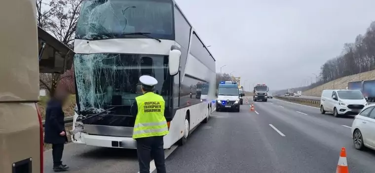 Autokar najechał na naczepę z materiałami wybuchowymi. Było o krok od tragedii