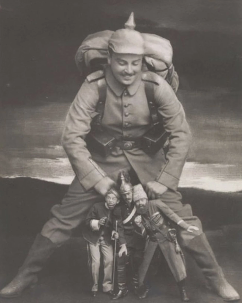 Fotomontaža iz 1914. koja prikazuje nemačkog vojnika i umanjenih vojnika Antante (vojska Rusije, Francuske i Ujedinjenog Kraljevstva)