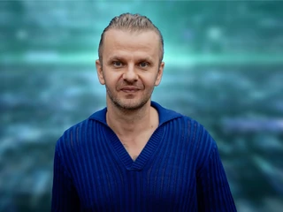 Andrzej Dragan, profesor fizyki na Uniwersytecie Warszawskim oraz National University of Singapore, fotograf, reżyser reklam i teledysków, popularyzator nauki oraz autor bestsellerowych książek – m.in. o sztucznej inteligencji („Quo vAIdis”)