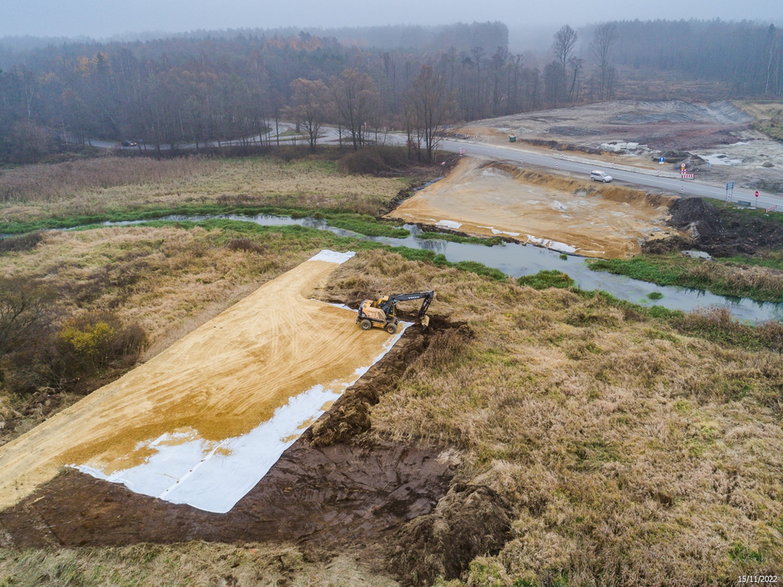 Budowa drogi ekspresowej S-1 - odcinek węzeł Oświęcim - Dankowice - zdjęcia z drona - 15.11.2022 - autor: GDDKiA