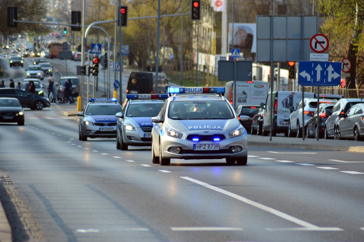 Potrącił policjantkę i uciekł. Od blisko doby trwa obława za kierowcą