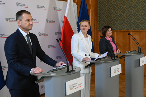 Minister Edukacji Barbara Nowacka (C), Minister Zdrowia Izabela Leszczyna (P), Minister Sportu i Turystyki Sławomir Nitras (L) podczas konferencji, 12.04.24 Warszawa