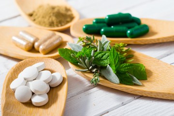 hagyományos növényi gyógyszer, homeopátiás gyógyszer, étrendkiegészítő, Dobson Szabolcs