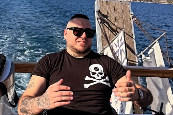 (FOTO) FILIP CAR UŽIVA ZA SVE PARE Kosturska glava na grudima: Ovako se provodi na brodu