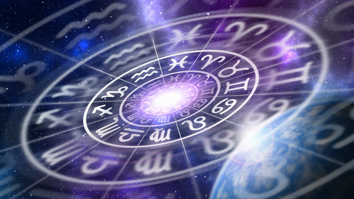 Horoskop dzienny na 4 lipca 2018 roku. Niektórzy przypisują horoskopom wielkie znaczenie, a inni w ogóle się nimi nie przejmują. Znaki zodiaku mają wiele mówić o naszych preferencjach i osobowości. Zobacz, czy los będzie dziś życzliwy, czy też lepiej na siebie uważać. Sprawdź horoskop!