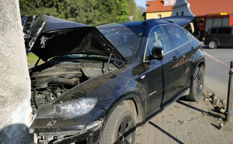 Rozbił kradzione BMW, uciekł, a potem zgłosił się na policję