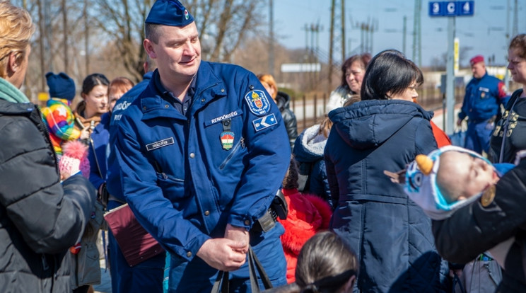 Kedden 520 menekültet fogadtak a fővárosban, köztük 171 gyermeket / Fotó: Police.hu
