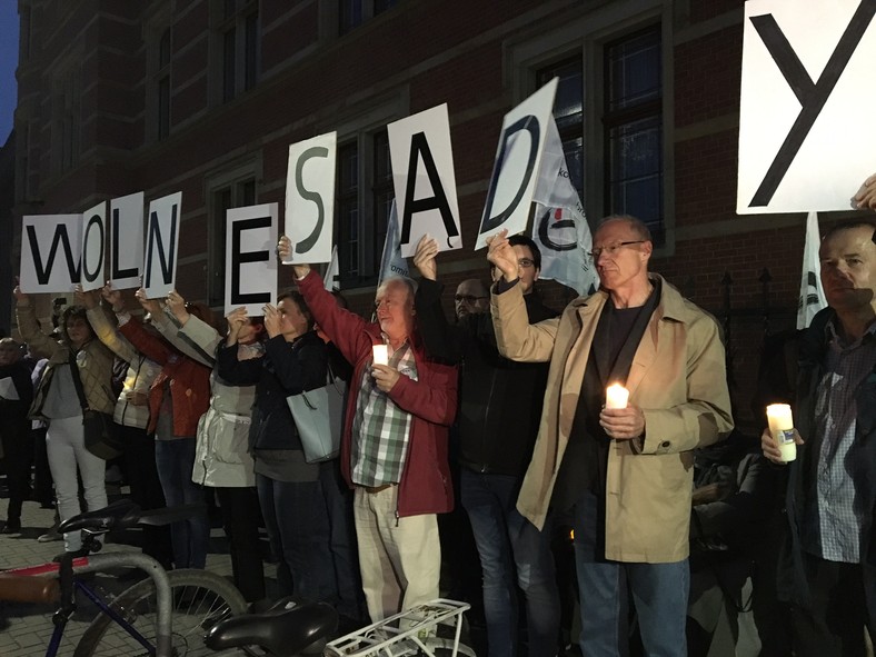 Protest przed wrocławskim sądem przeciwko prezydenckim projektom ustaw