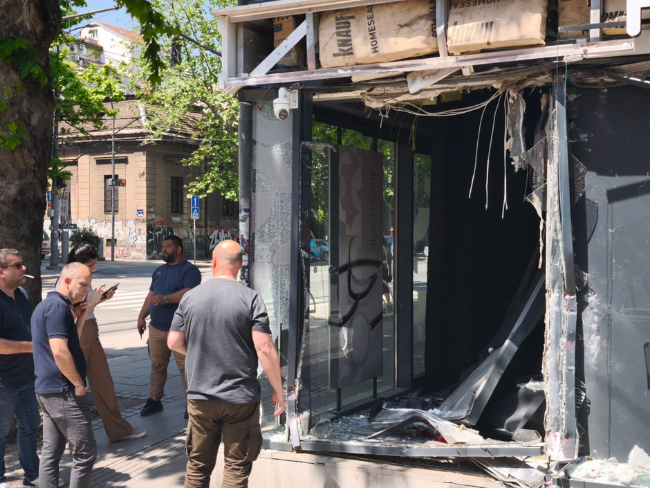 Posledice saobraćajne nesreće u Beogradu nakon iskakanja tramvaja iz šina