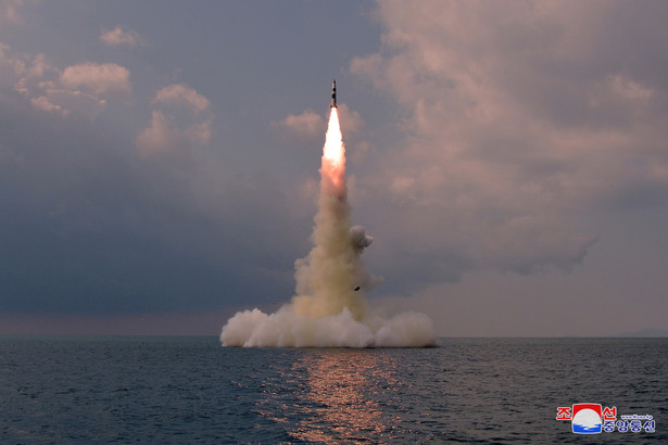 Odpalenie rakiety z pokładu północnokoreańskiego okrętu podwodnego