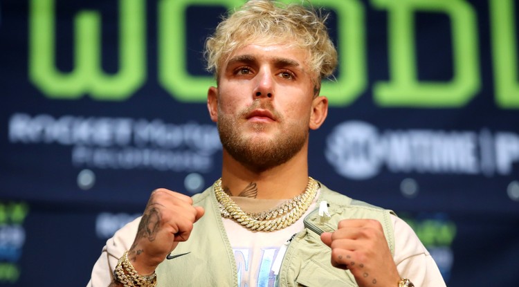 Jake Paul pózol a fotósok kedvéért a Tyron Woodley elleni mérkőzése előtti mérlegelésen július 13-án