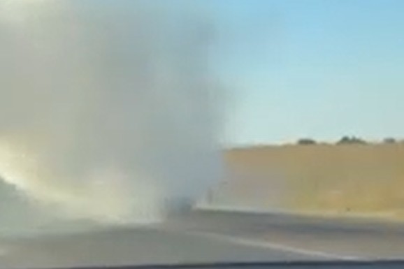 (VIDEO) DRAMA NA AUTO-PUTU U BLIZINI BEOGRADA! Vozači snimaju jeziv prizor: Širi se ogroman oblak dima, ne vidi se prst pred okom