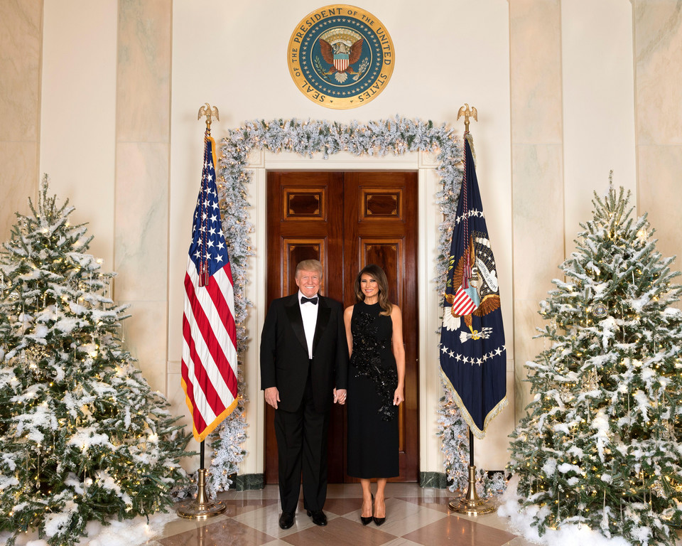 Świąteczne dekoracje w Białym Domu w 2017 r. (na zdjęciu: Melania i Donald Trump)