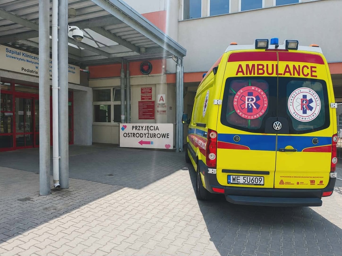 NFZ odmówił transportu ciężko chorej dwuletniej dziewczynki? "Rodzice pod ścianą. Nieludzkie"