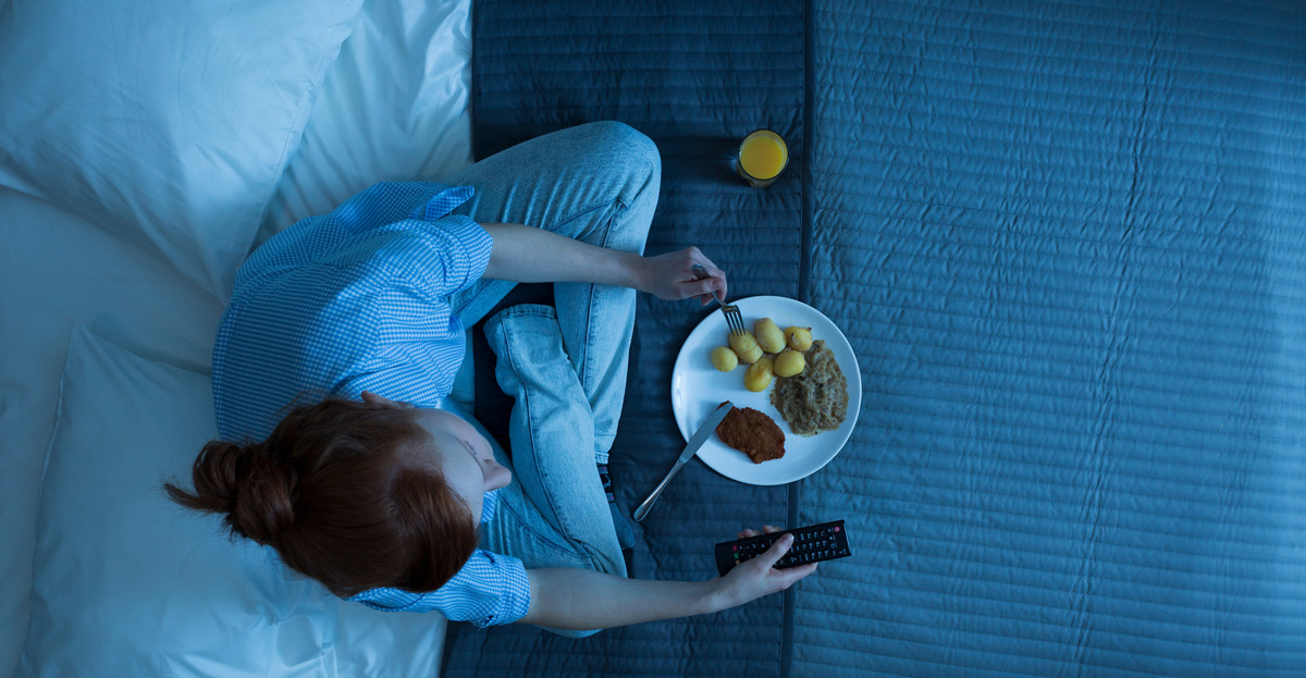 Zespół nocnego jedzenia może wynikać z niedostatecznej ilości kalorii w ciągu dnia