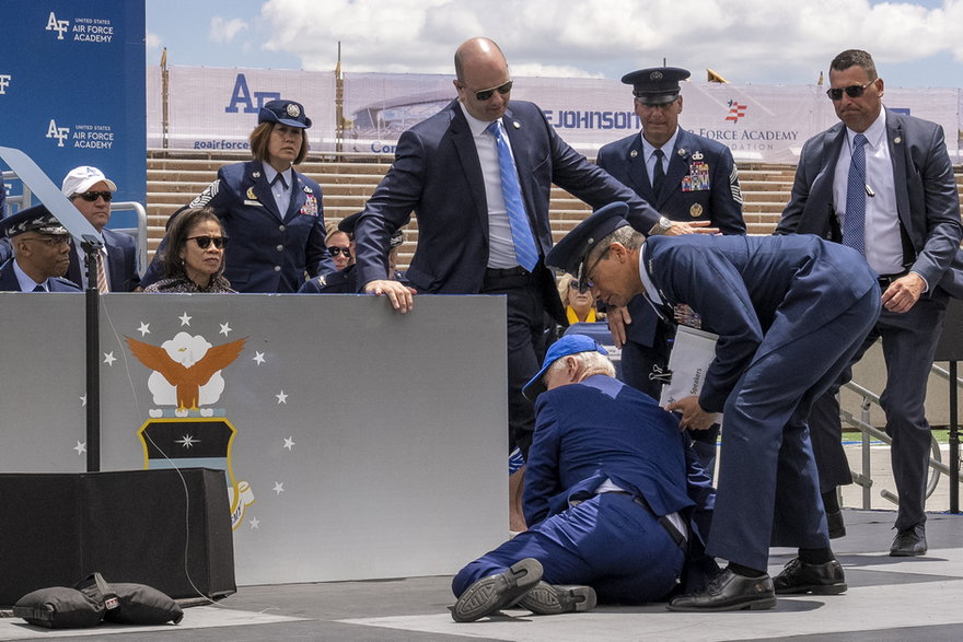 Joe Biden przewrócił się podczas ceremonii wręczenia dyplomów w Akademii Sił Powietrznych Stanów Zjednoczonych na stadionie Falcon w Colorado Springs, 1 czerwca 2023 r.