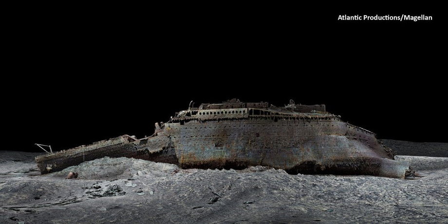 Obraz ze skanu 3D Titanica przedstawiający cały wrak statku na dnie morza