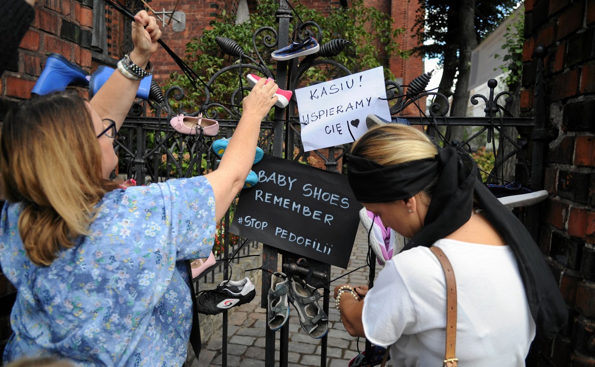 Akcja przeciwko pedofilii duchownych przed szczecińskim kościołem