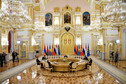 W maju Władimir Putin spotkał się w Moskwie z przywódcami Armenii, Białorusi, Kazachstanu, Kirgistanu i Tadżykistanu. Uwagę zwrócił ogromny stół