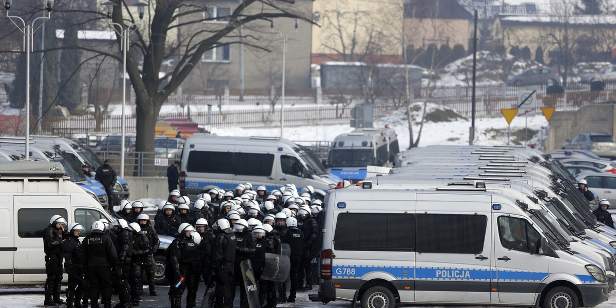 Jastrzębie Zdrój. Policjanci pilnujący górników przed siedzibą JSW 