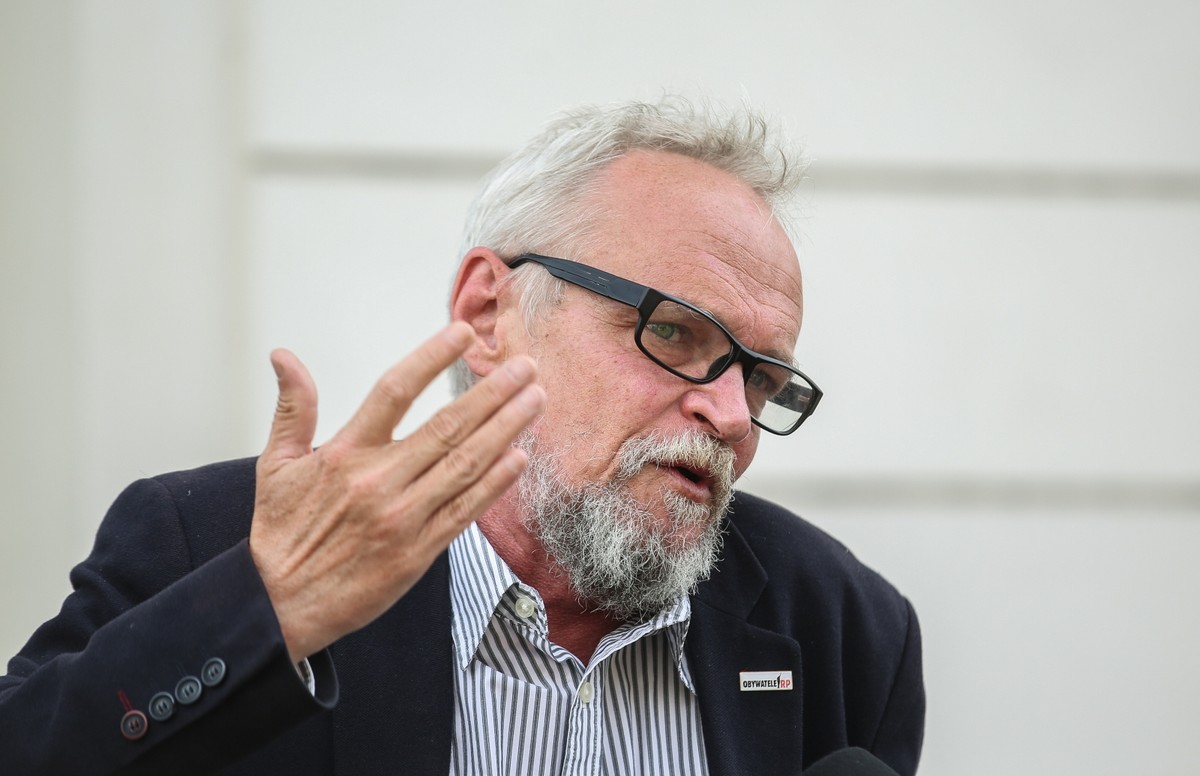 Lider Obywateli RP Paweł Kasprzak podczas konferencji prasowej dotyczącej podsumowania kontrmiesięcznicy z 10 lipca 2017.