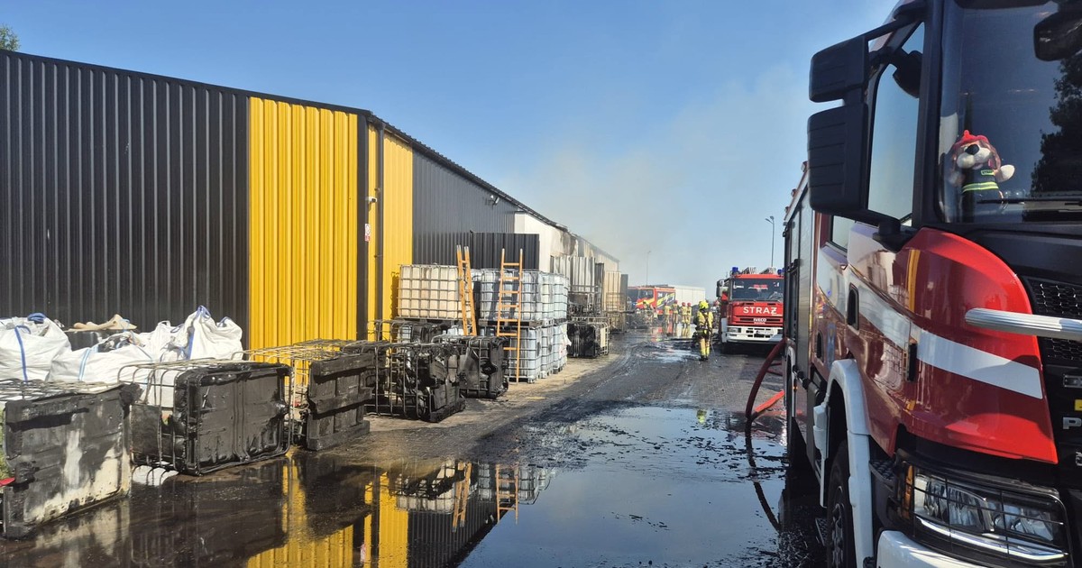 Pożar w Mszczonowie: 120 strażaków walczy z ogniem pod Warszawą