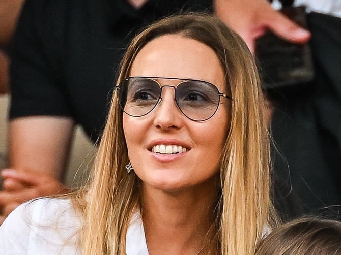 Jelena Đoković sa decom bodri Novaka na Vimbldonu u opuštenom i elegantnom izdanju