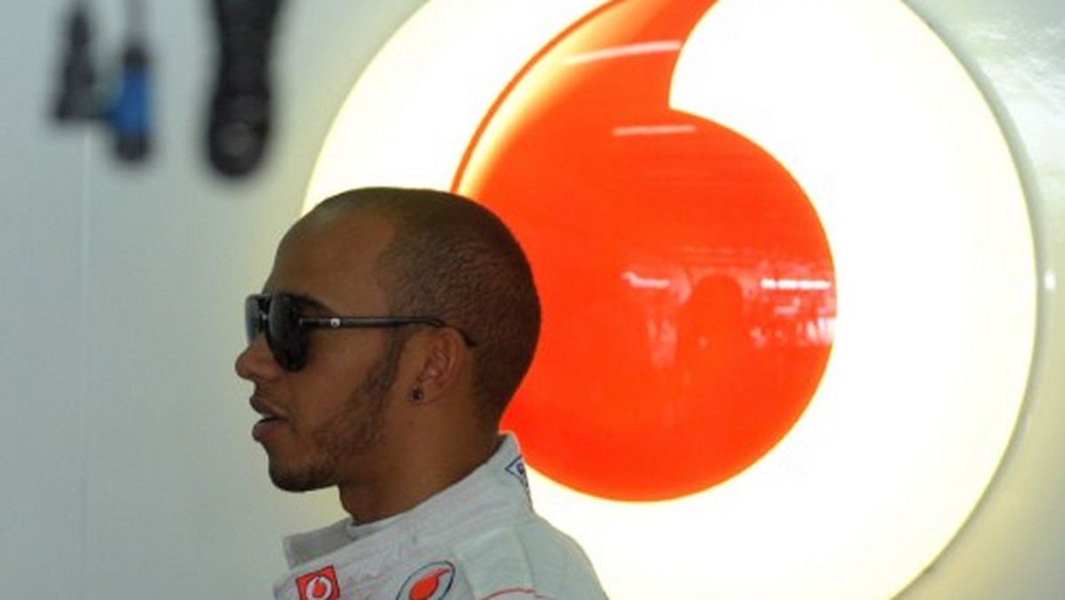 Lewis Hamilton uzyskał drugi czas w kwalifikacjach do Grand Prix Chin, ale po karze za wymianę skrzyni biegów kierowca McLarena ruszy do wyścigu z siódmego pola. Zeszłoroczny zwycięzca zawodów na torze w Szanghaju jako jedyny próbował dorównać w czasówce bardzo szybkiemu duetowi Mercedesa.