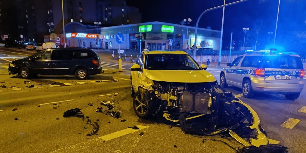 Zderzenie dwóch samochodów osobowych. 21-latek zignorował czerwone światło