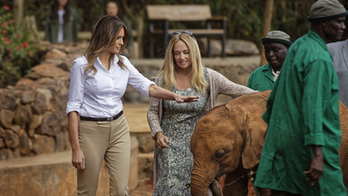 Melania Trump karmi słonie i bierze udział w safari. Do twarzy jej w kapeluszu?