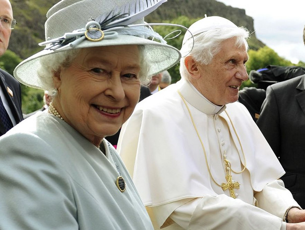 Papież u królowej. Było "serdecznie i rodzinnie"