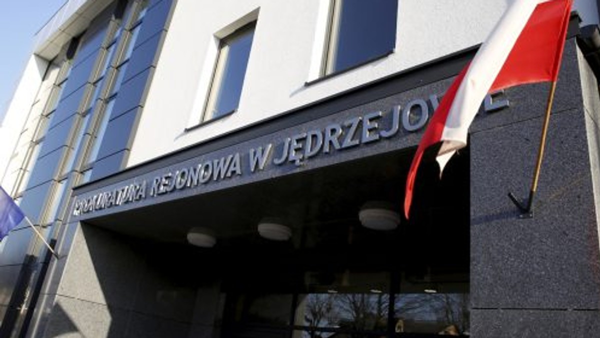 Zarzut spowodowania wypadku drogowego ze skutkiem śmiertelnym i w stanie nietrzeźwości usłyszał 34-letni kierowca opla. Prowadzone przez niego auto w niedzielę w Oksie koło Jędrzejowa zderzyło się z hyundaiem. W wyniku tego wypadku zginęła jedna osoba, a siedem zostało rannych.