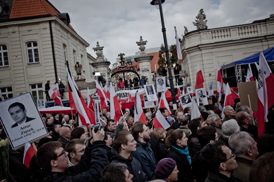 Zwolennicy PiS przed pałacem, fot. Maciej Stankiewicz